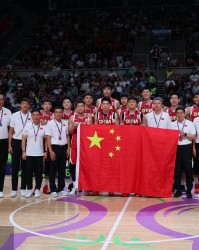 乐鱼APP-王俊杰微博分享亚洲杯精彩瞬间，笑容洋溢充实假期记录