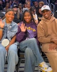 乐鱼APP-松弛感！WNBA官推晒保罗及其家人现场观战洛杉矶火花比赛