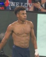 完美表演8块腹肌！19岁杜埃2射1传&amp;脱衣庆祝染黄，67分钟被换下！