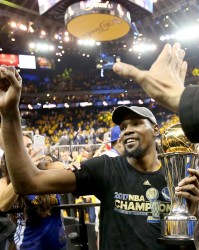 乐鱼体育app官方登录入口-库里粉丝嘲讽杜兰特！杜兰特杀人诛心回应：FMVP可以寄给勇士！