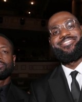 在线娱乐-闪电侠和国王重聚！韦德晒与詹姆斯名人堂合影：⚡✖️