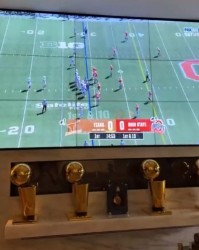 在线娱乐-奖杯都搬回家了？詹姆斯在家里晒出四个总冠军奖杯！