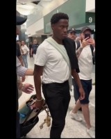 尤文官方分享戴维落地机场视频，球员将体检